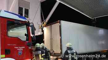 Lkw beschädigt Dachstrebe an Tankstelle - Feuerwehr und THW vor Ort
