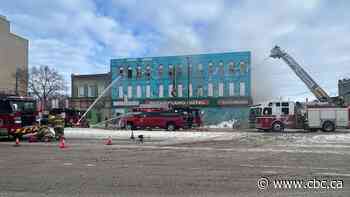 Main Street closed as Winnipeg firefighters battle blaze at Sutherland Hotel