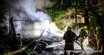 Brand bij oogkliniek: houten gebouw is niet meer te redden