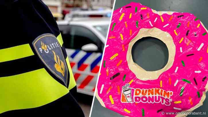 Hongerige man sluipt gesloten restaurant in en geniet van panini