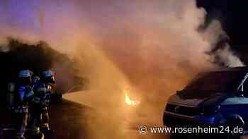 Mehrere Fahrzeuge auf Gelände von Autohaus in Brand: Sachschaden von rund 150.000 Euro