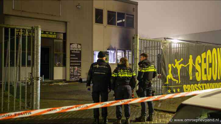 Almere - Felle brand bij gesloten Almeerse boksschool, vermoedelijk door explosie