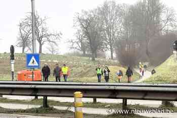 Honderden bedevaarders, waaronder veel nieuwkomers, stappen het Dertienmaal uit