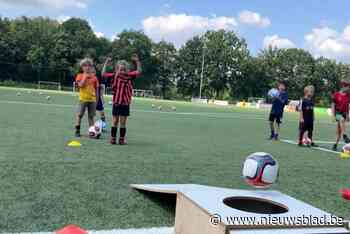 Jong koppel start sport- en spelkampen voor kinderen