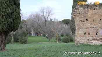 Prostituzione maschile dentro il parco di Villa Gordiani: "La sera qui è un trenino, uno dietro l'altro"