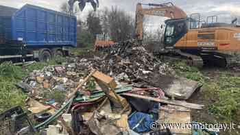 A Ponte Mammolo addio alla maxi discarica. Bonifica in corso sui luoghi dell'incendio
