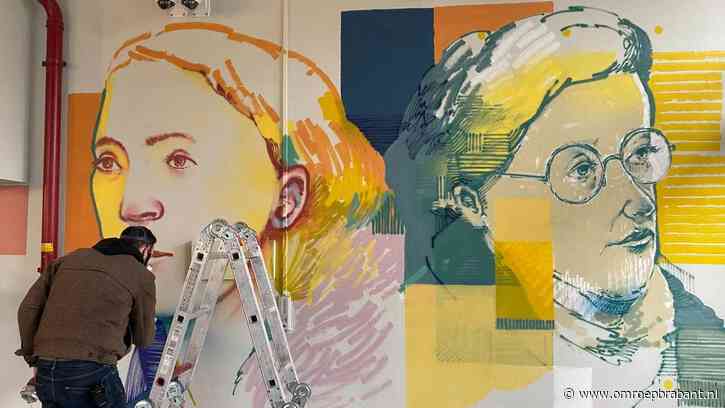 Semiha ziet zichzelf terug in de hal van haar flat, als kunstwerk