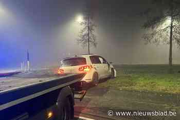 Auto raakt van de baan bij botsing op rotonde Zuiderring kruispunt Oosterring