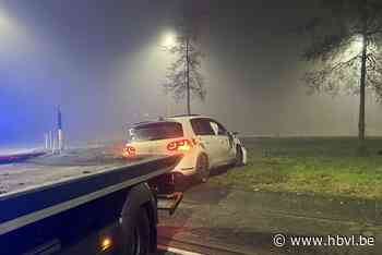Auto raakt van de baan bij botsing op rotonde Zuiderring kruispunt Oosterring