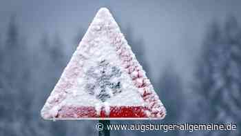 Fahrt endet für Frau auf schneeglatter Straße am Baum