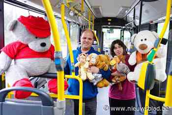 Buschauffeur Miguel (40) gaat 7.000 knuffels uitdelen: “De wereld kan wel wat meer warmte en liefde gebruiken”
