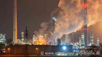 Vier Verletzte nach Großbrand in Öl-Raffinerie in Neustadt