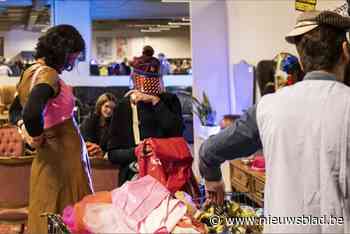 Wie zegt dat kringwinkels stoffig zijn? Hier kan je snuisteren met een glaasje bubbels en een live dj