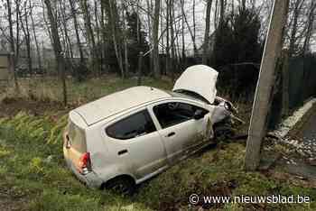 Auto belandt tegen verlichtingspaal