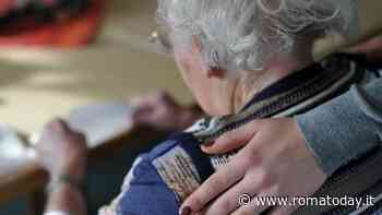 "Mi è caduto un orecchino sul balcone": la scusa, poi il raggiro ai danni di un'anziana. Rubati oro e contanti