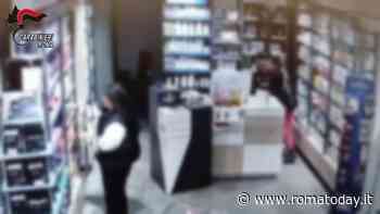Ladri scatenati in farmacia: cosmetici e profumi nascosti sotto i vestiti