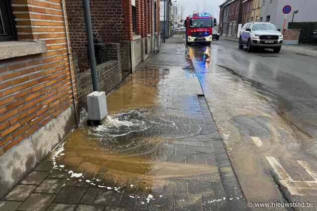 Water gutst plots uit distributiekast op voetpad