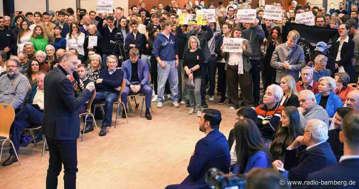 Gruppe mit Clownsnasen stört Lindner-Auftritt