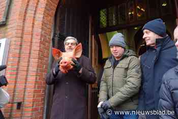 “Hoor ik hier 5 euro?” Hier wordt heilige gevierd met veiling van varkenskoppen
