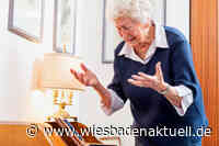 Trickdiebe locken Seniorin auf Balkon und stehlen Bargeld und Schmuck