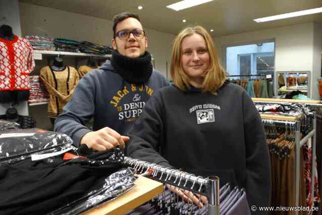 Na drie generaties sluiten Pieter en Manon de deuren van groothandel in dameskledij: “Dalend aantal marktkramers is ook voor ons nefast gebleken”