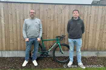 Voorstelling van José De Cauwer uitverkocht? Dan halen Thomas (38) en Jan (48) wielercommentator zélf naar Meetjesland