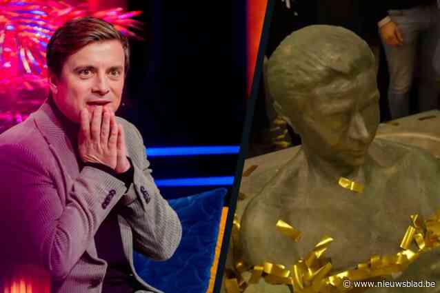 Ereburger Niels Destadsbader krijgt standbeeld in thuisgemeente Deerlijk dankzij “JAMES & co”