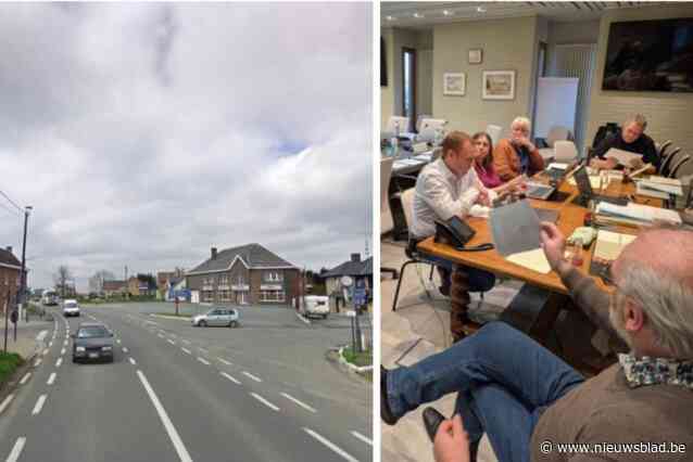 Actiecomité overhandigt opnieuw petitie tegen verkeerslichten op kruispunt: “Zolang de definitieve lichten er niet staan, zetten we door”