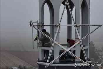 Kerstster van Vlijtingen van de toren gehesen: “Weegt wel 100 kilo”