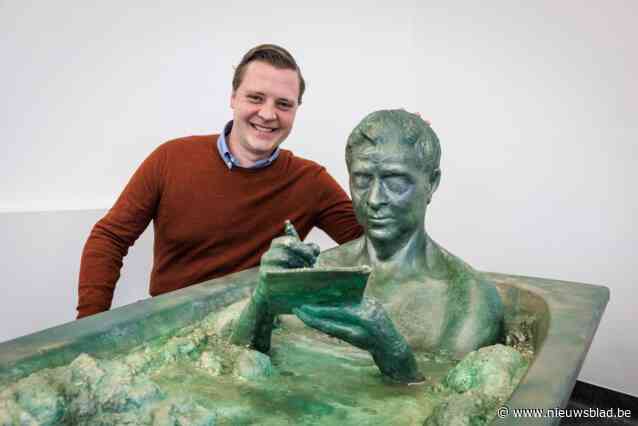 Niels Destadsbader krijgt standbeeld in zijn woonplaats: “Het krijgt voorlopig een plaatsje in de trouwzaal van de gemeente”