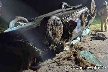 Twee twintigers gewond bij zwaar ongeval: Tesla raakt verlichtingspaal en gaat over de kop