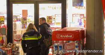 Politieagenten in kogelwerende vesten speuren naar verdachte na mogelijk wéér overval in Arnhem: ‘Benader hem niet zelf’