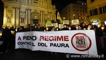 Ddl sicurezza, fiaccolata a Roma contro "il buio del regime"