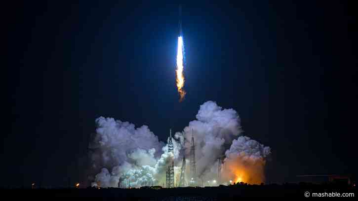 Jeff Bezos giant rocket just launched to space. Watch the footage.