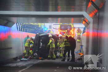 Bizar ongeluk in Lelystad: vrouw schiet van de weg en smakt met haar auto in tunneltje eronder