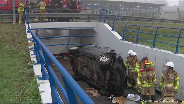 Lelystad - Auto valt van Larserdreef in fietstunnel