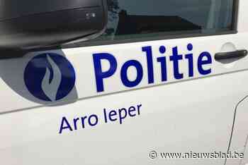 Man (25) gewond na klap met auto in gracht