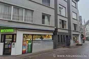 Man (47) zwaargewond naar het ziekenhuis nadat gasfles ontploft in appartement