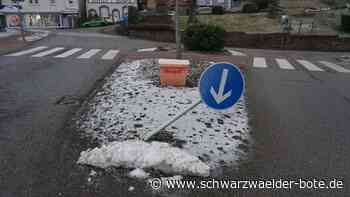 Schaden in Schömberg: Pfosten mit Schild auf Verkehrsinsel ist schräg