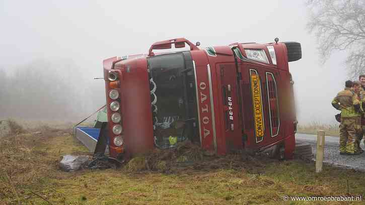 Bestuurder (60) van gekantelde vrachtwagen overleden