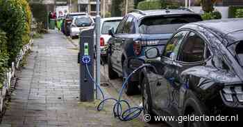 Expert legt regels rond parkeren bij laadpalen uit: ‘Sociaal om je auto weg te halen, maar je krijgt geen boete’