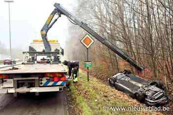 Automobilist wordt onwel en crasht in gracht langs E40: slachtoffer moest bevrijd worden, maar is niet gewond
