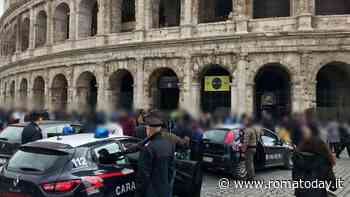 Turisti borseggiati mentre si scattano i selfie, 13 arresti