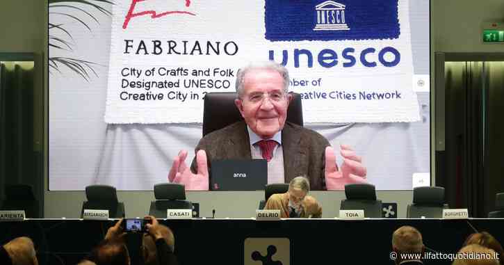 Prodi attacca il governo all’evento di Delrio: “Bilateralismo di obbedienza agli Stati Uniti. Produzione cala da due anni, non c’è crescita”