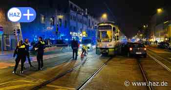 Zwei Verletzte: Stadtbahn kollidiert am Steintor in Hannover mit Pkw