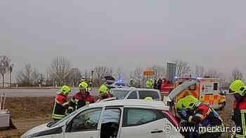 Fahrzeug überschlägt sich mehrfach - Unfall auf der Staatsstraße 2015 bei Ettringen