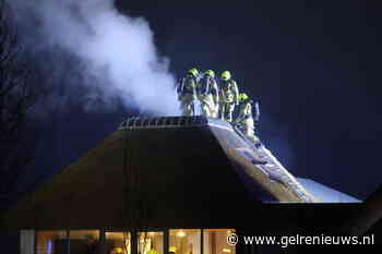 Brand in schoorsteen van woning met rietendak