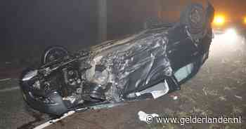 Auto op zijn kop na botsing tegen meerdere bomen