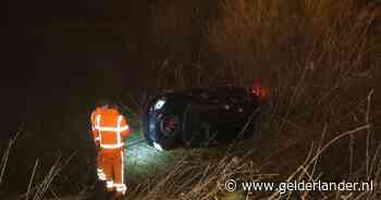 Automobilist schiet van de weg af; voertuig eindigt in veld op de zijkant