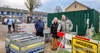 Boze bewoners blokkeren de weg voor bouwvakkers omdat zij met hun materialen parkeerplaatsen bezetten